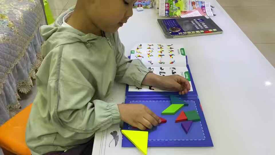 ⁣⁣⁣⁣⁣⁣大B班吕子垚完成七巧板14页（2026.4.28）.mp4