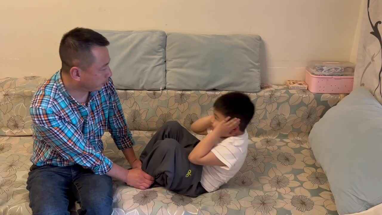 学前B班杨育寒练习仰卧起坐