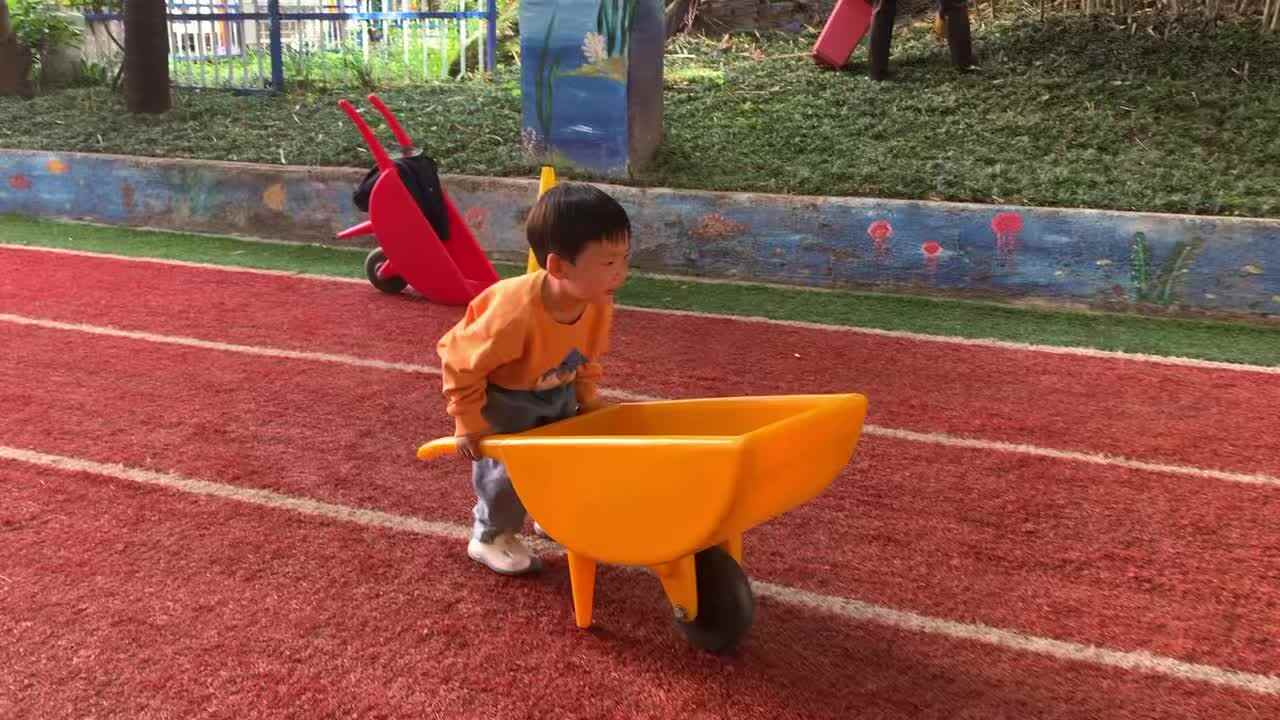 2026年4月24日 李君祁体能游戏《推推车运球》学校教育教学活动