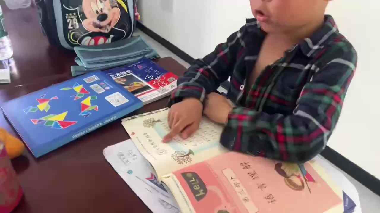 4.18 学b 田熙辰（指读语文书） trim.1B319325-BEC4-48DA-9C34-A2912AC4D083.MOV