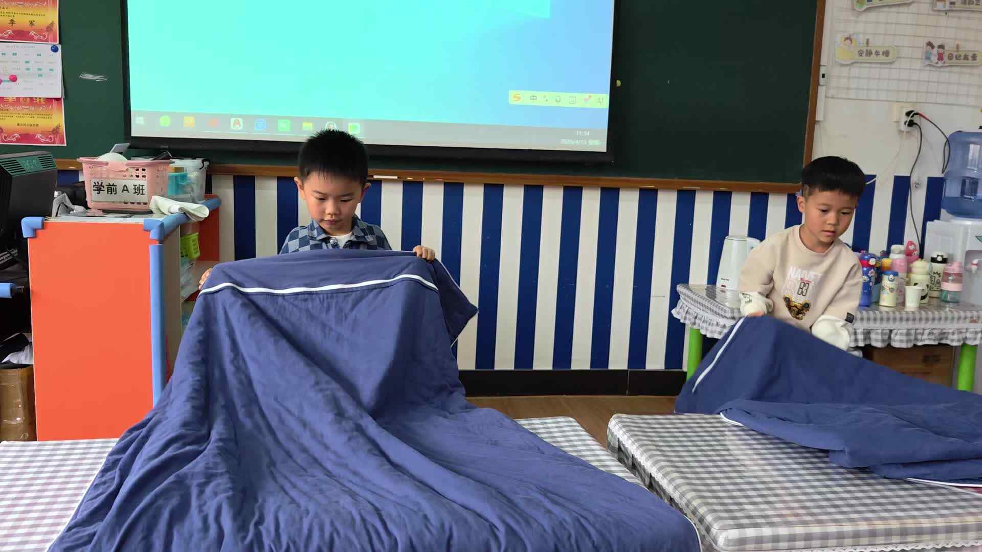 ⁣⁣2026.4.13学A班张云端，董子彧——生活训练折叠被子