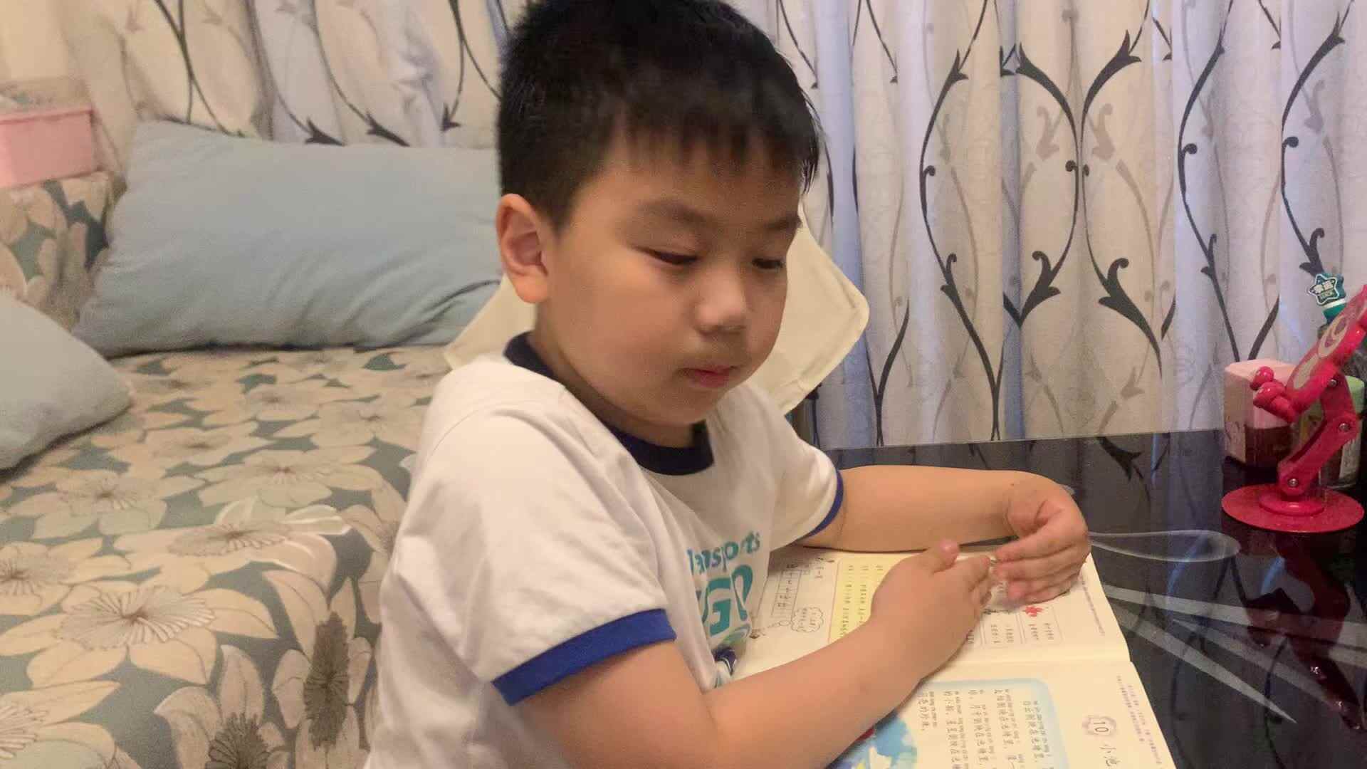 学前B班杨育寒指读课文《小池塘》