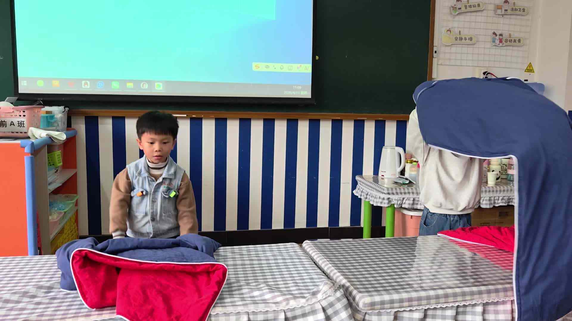 ⁣⁣⁣⁣⁣⁣2026.4.13学A班罗振东，漆昊宇——生活训练折叠被子