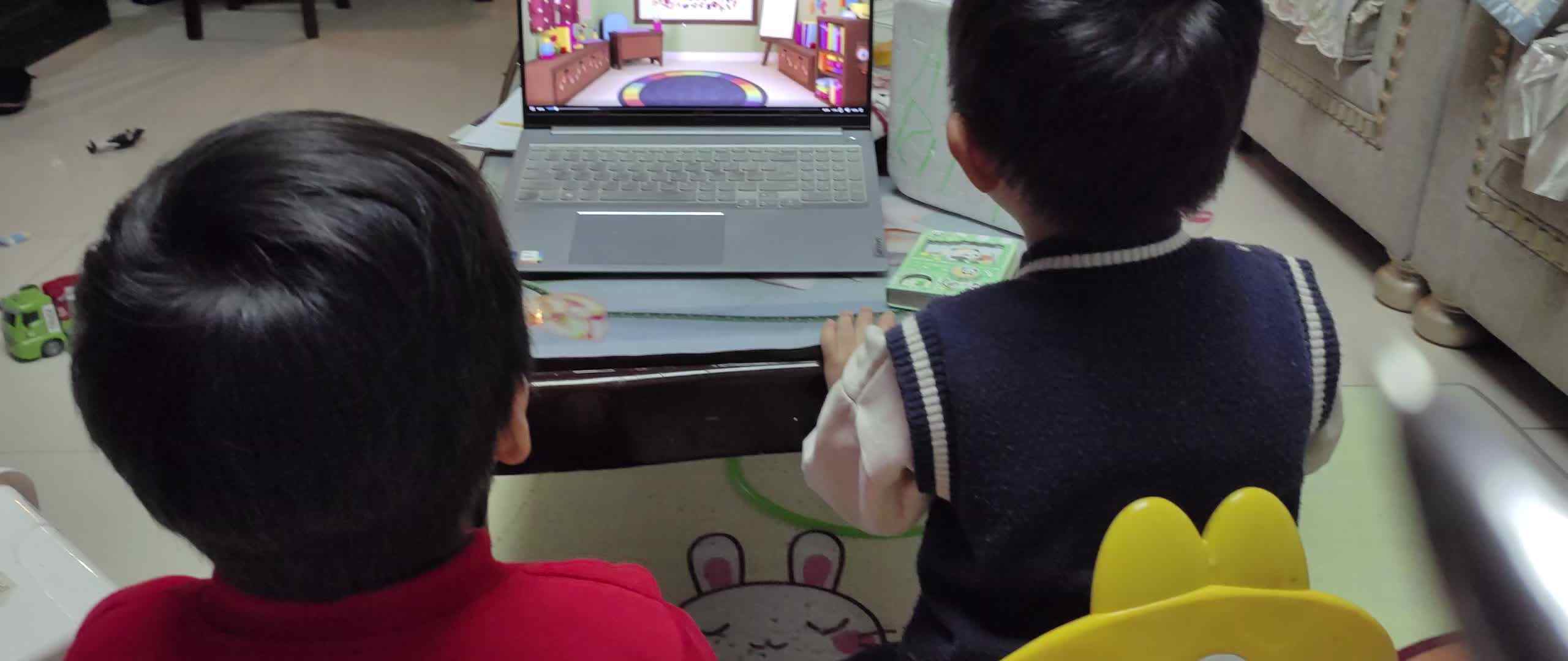 ⁣⁣大A班2026.4.12李柯辰李柯佑看视频.mp4