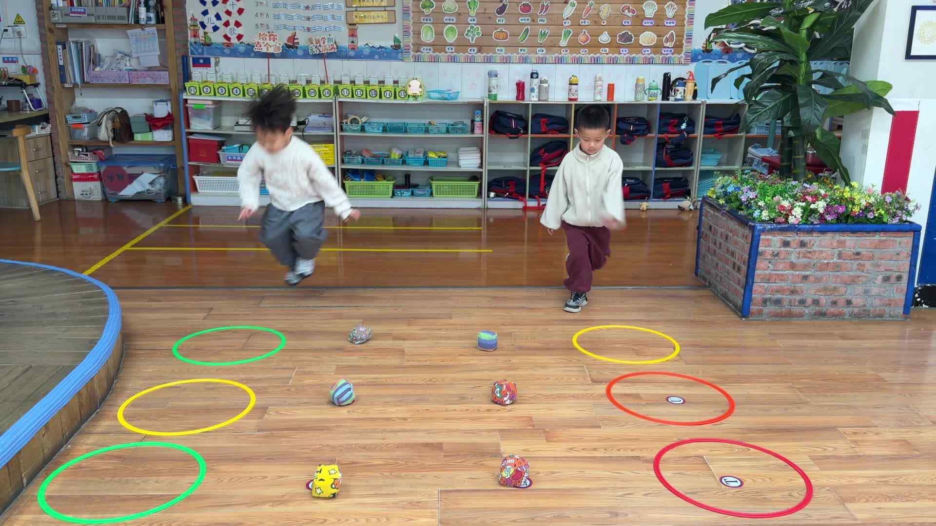 ⁣2026.4.13 实验大班 周昊燃、王子恒——欢乐套圈圈