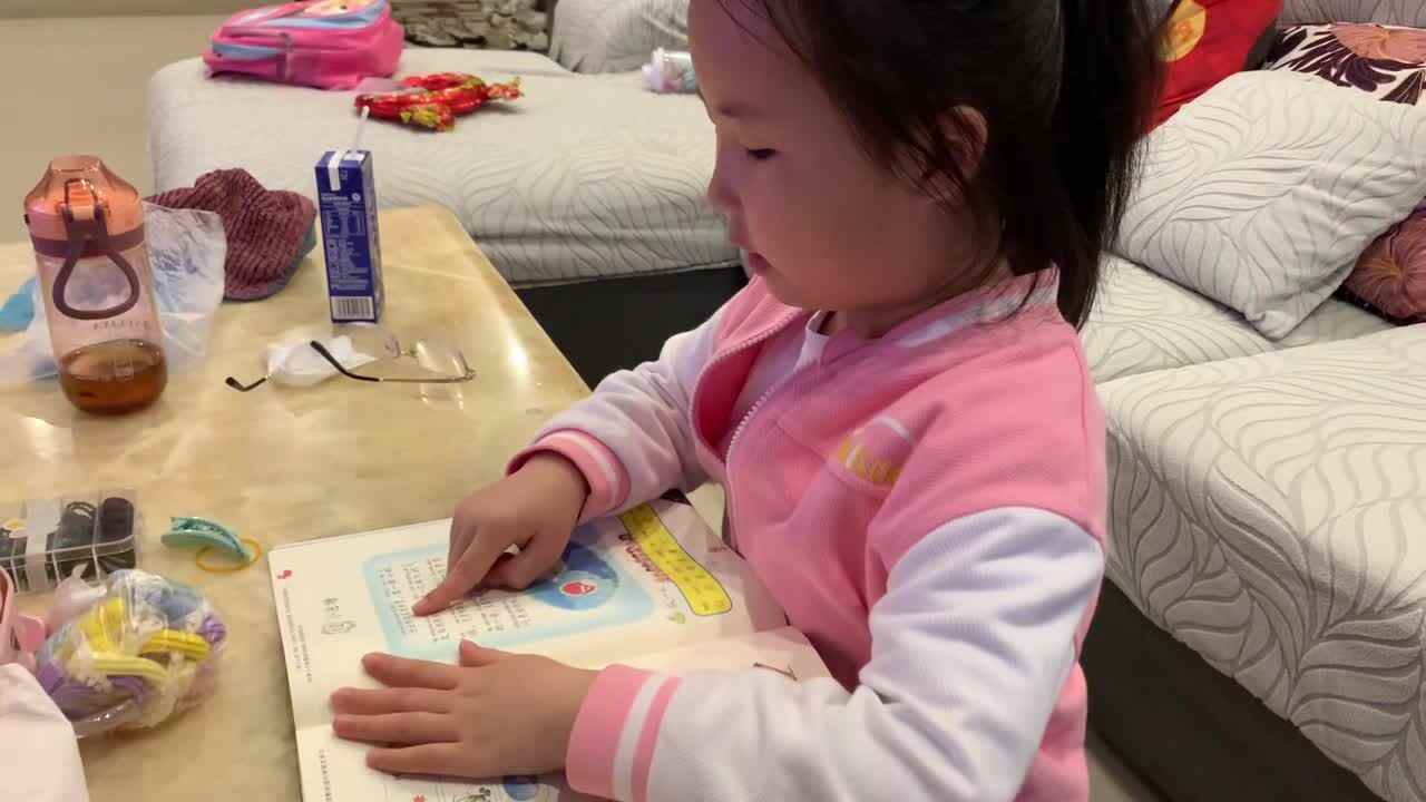 4.28学前A班赵欣奕指读识字书第34页