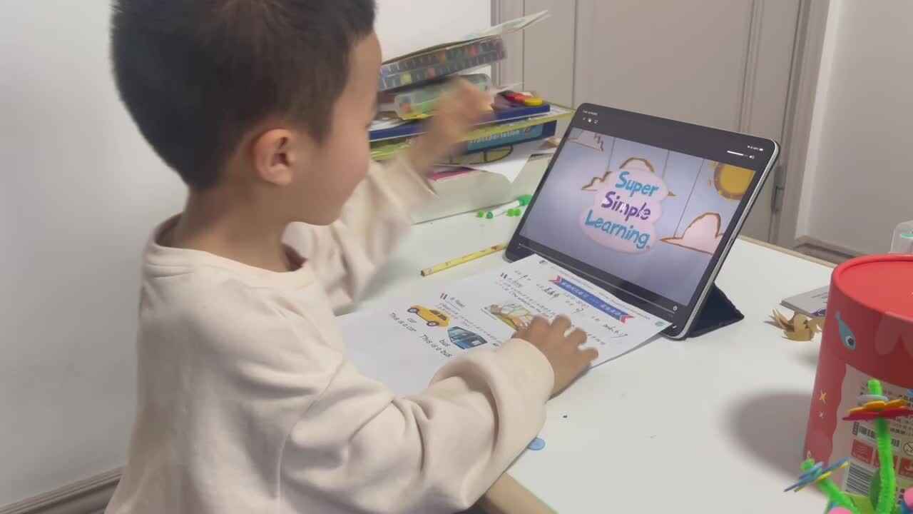 跟唱儿歌《The wheels on the bus》