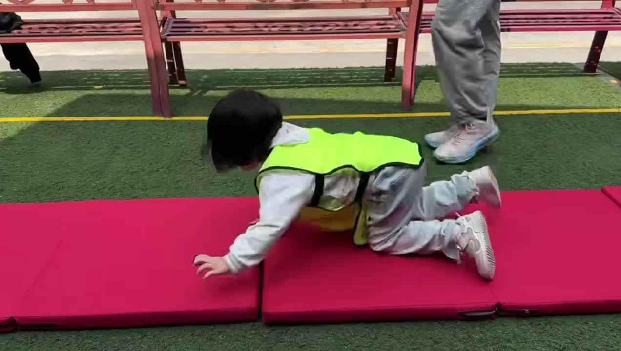 2026.4.10实验小班6号钟美岑体能活动