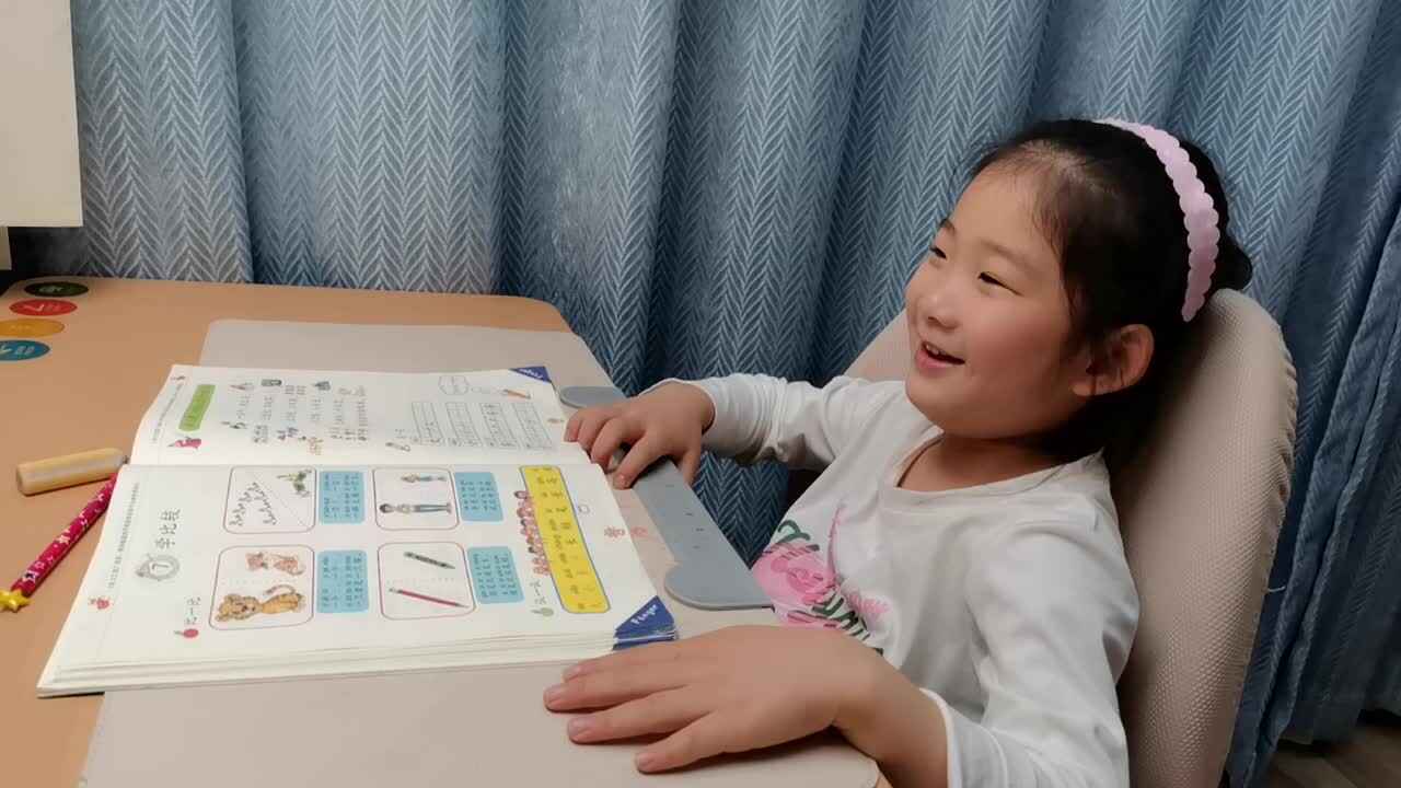 VID_20260409_200432.mp4学前B班宁汐言指读语言书27页的内容。