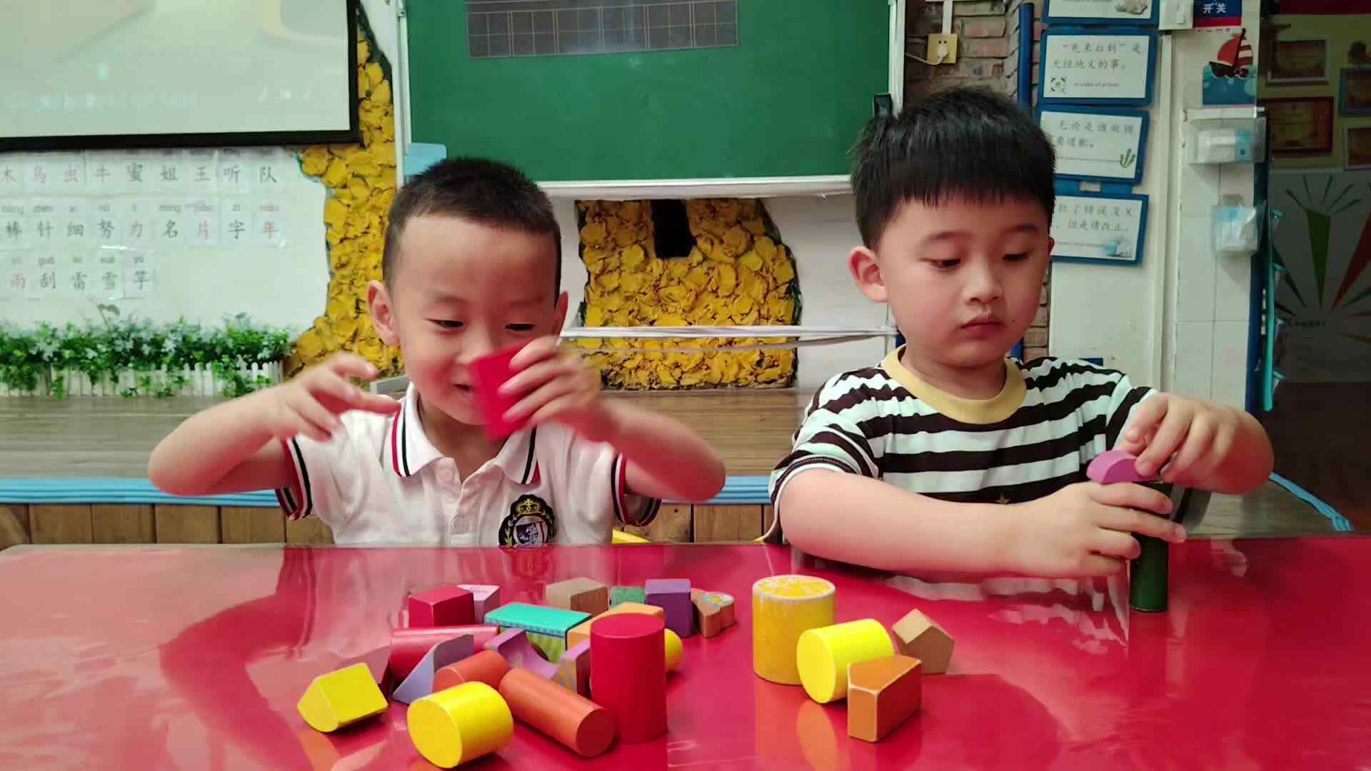 英文绘本-Building with Blocks