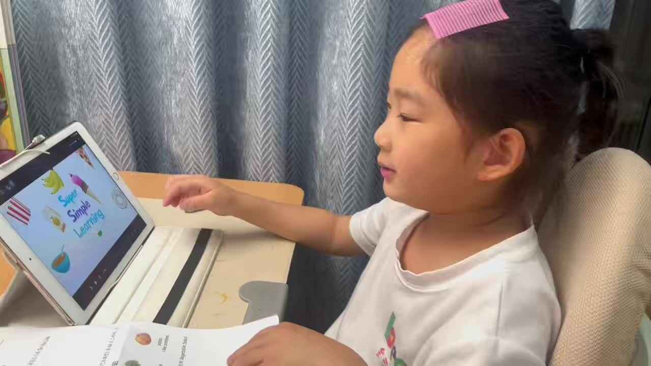 mmexport1778331810018.mp4学前B班宁汐言观看英文儿歌。