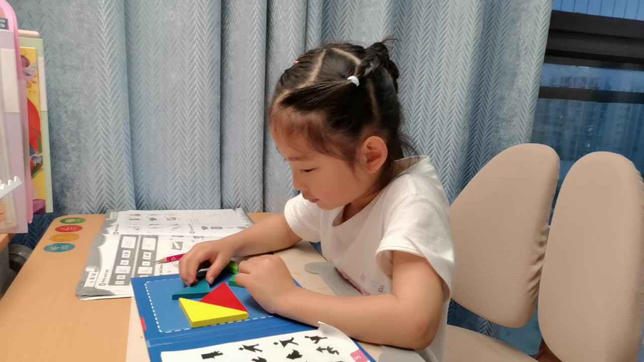 VID_20260506_192539.mp4学前B班宁汐言完成拼搭七巧板。