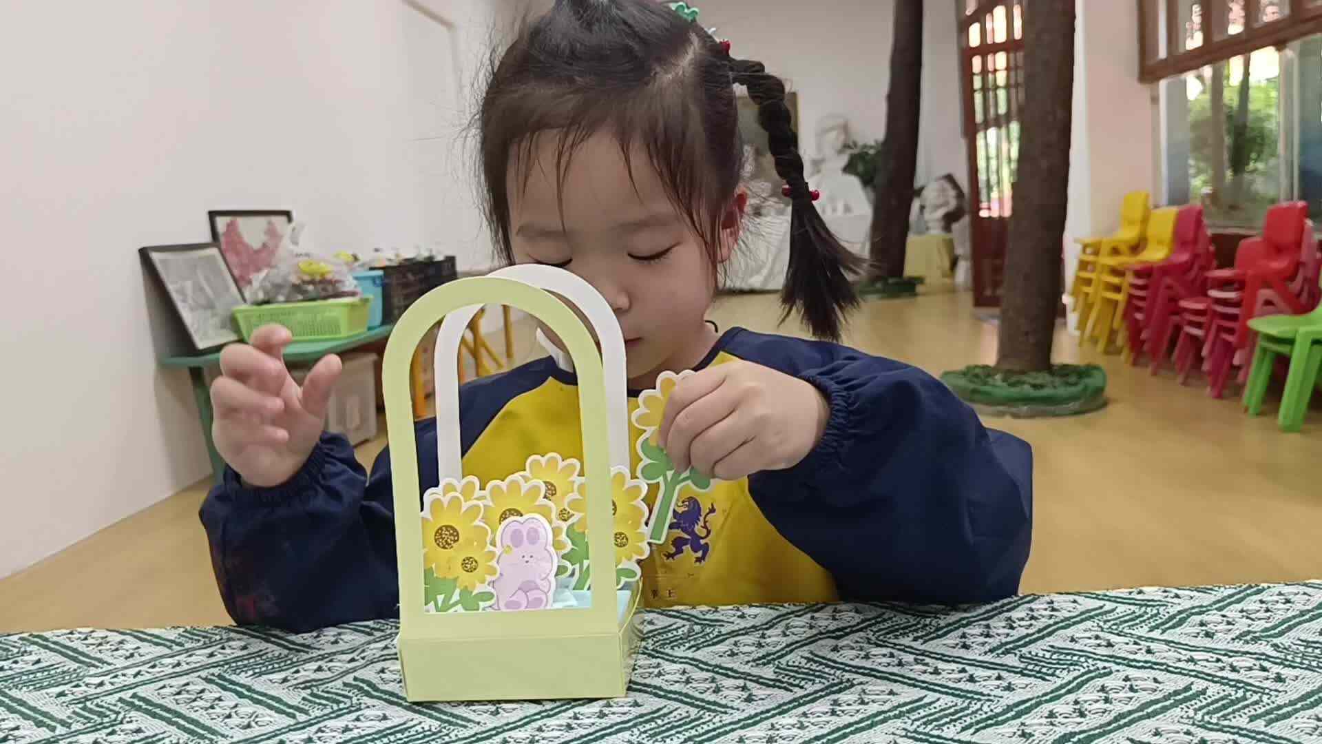 ⁣2026年5月10日  老佳彤  主题：母亲节礼物（学校教育教学活动）