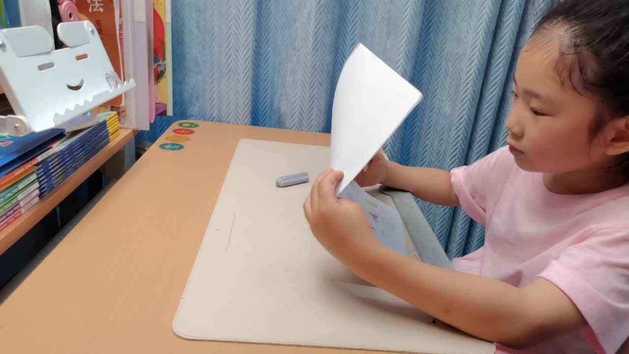 VID_20260514_192634.mp4学前B班宁汐言完成逻辑思维游戏单。