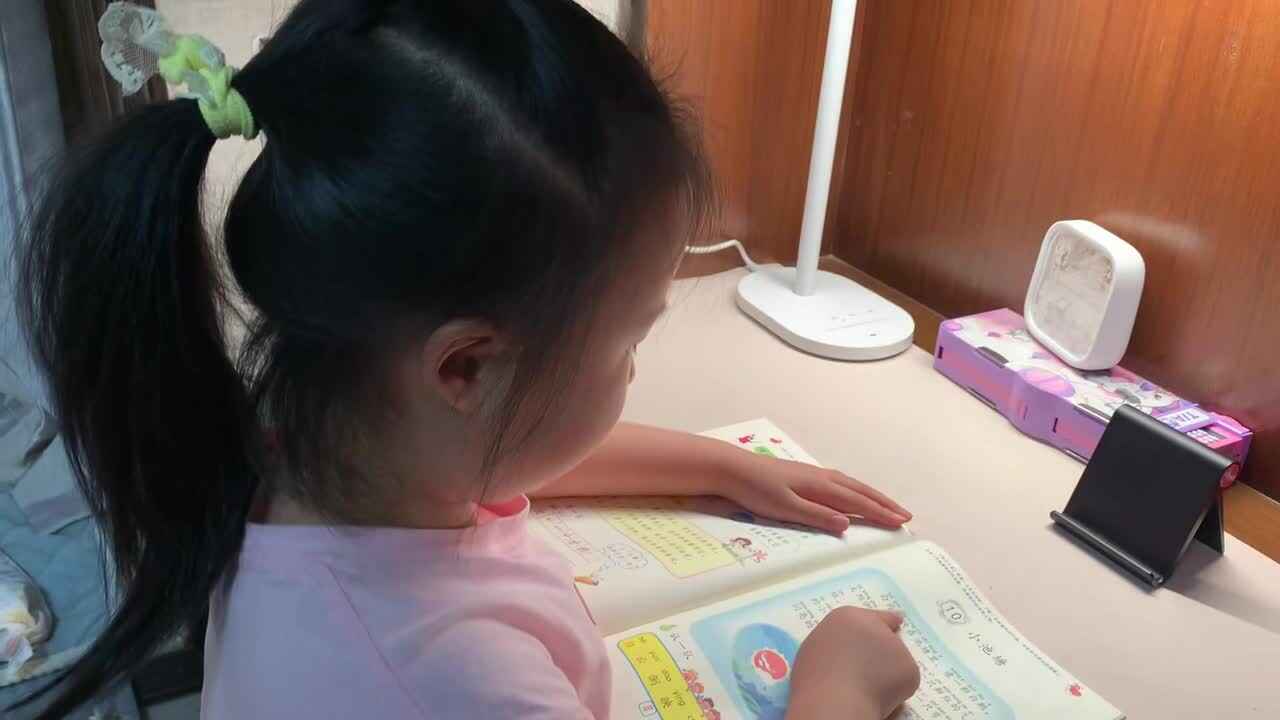 4.30学前A班赵欣奕指读识字书34-35页