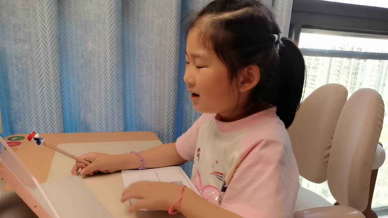 VID_20260513_182916.mp4学前B班宁汐言想读下列单词和句子。观看《Vegetables朗读示范》进行跟读。