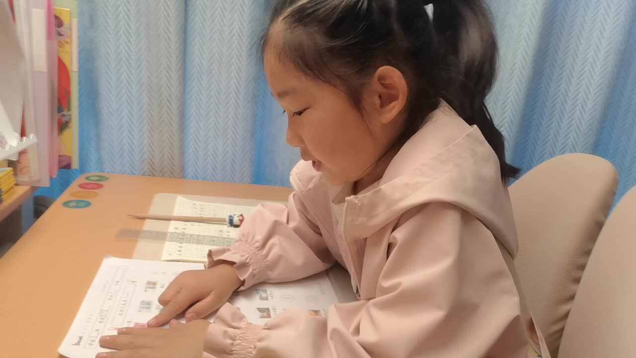 VID_20260508_175828.mp4学前B班宁汐言完成逻辑思维游戏单。