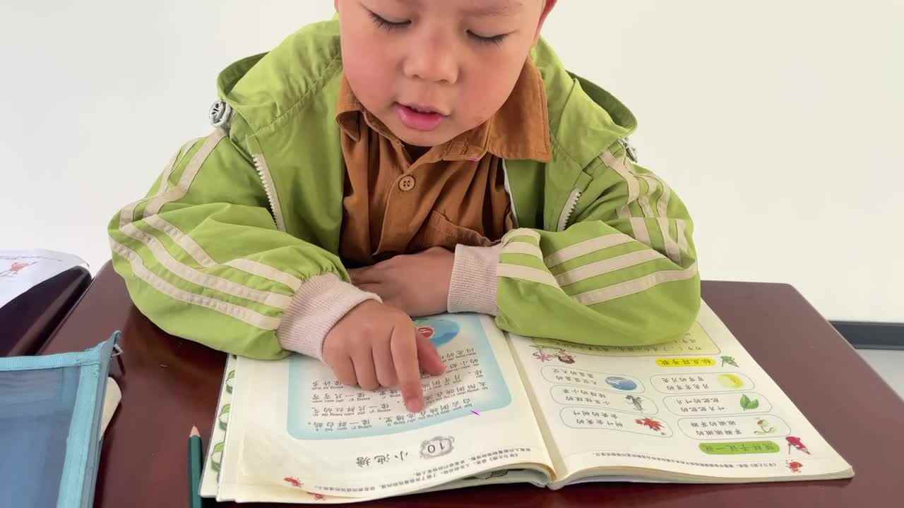 ⁣⁣4.3 学b 田熙辰（指读语言书） trim.7777F18C-7542-4A04-90F1-E26F01291B6B.MOV