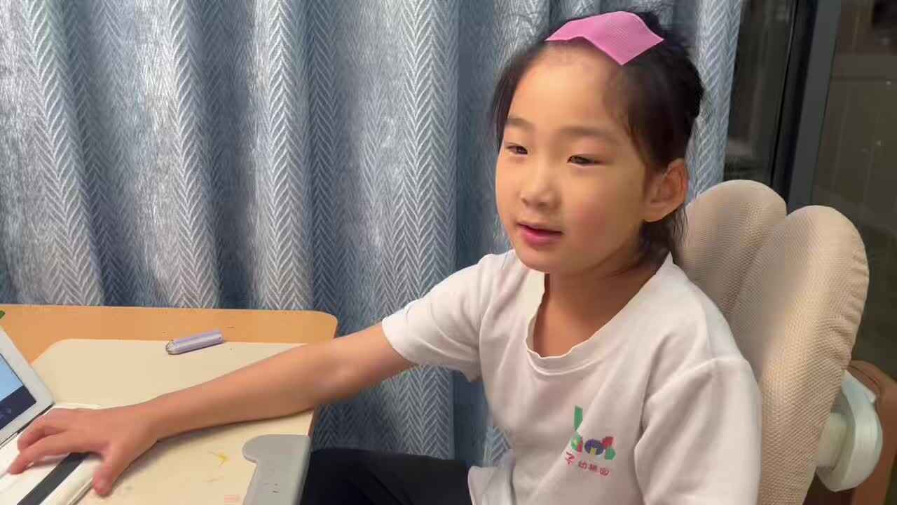 mmexport1778331253396.mp4学前B班宁汐言观看外教视频。
