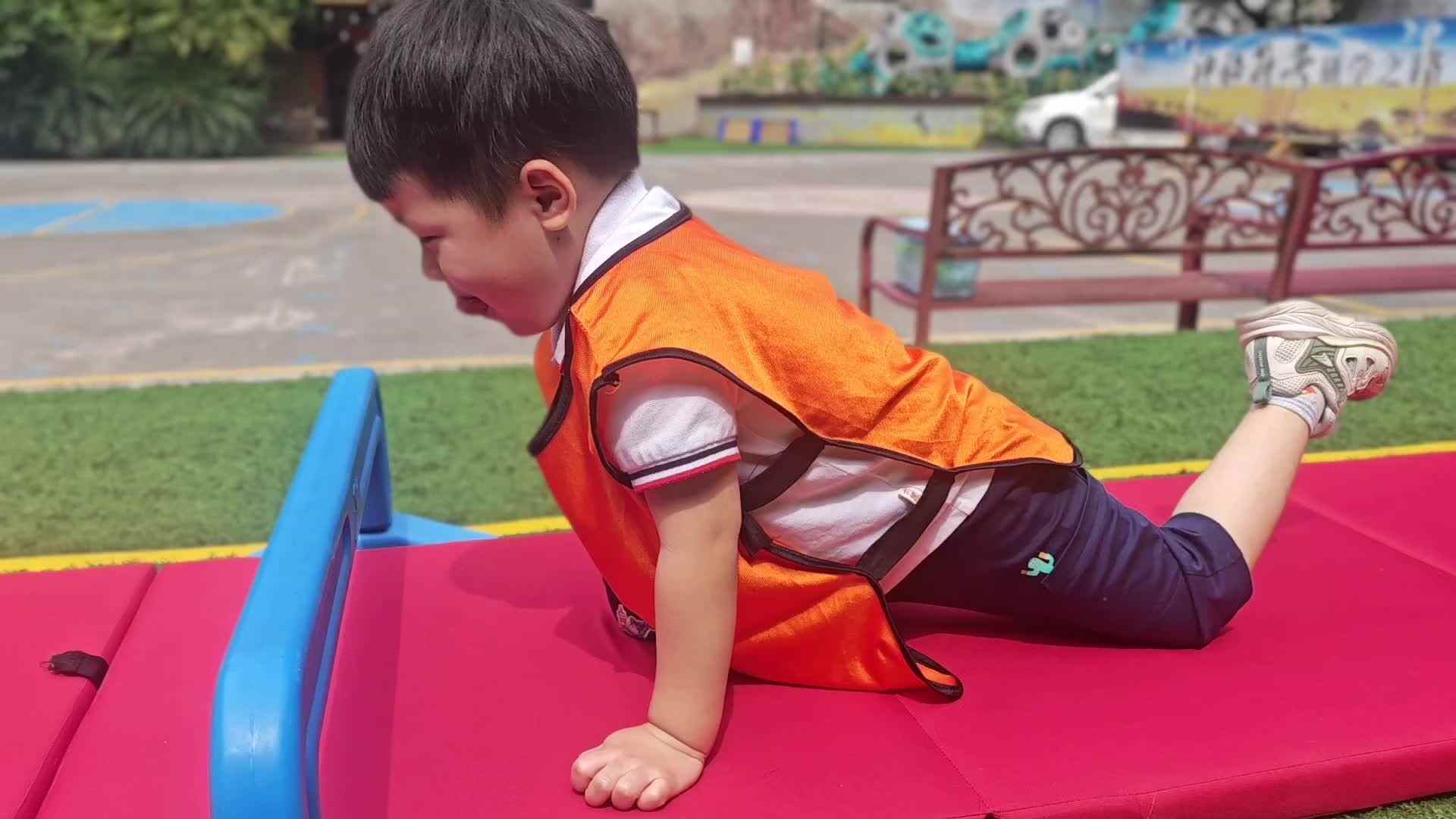 2026.5.11 实验中班 刘雍洛 《足球课》.mp4