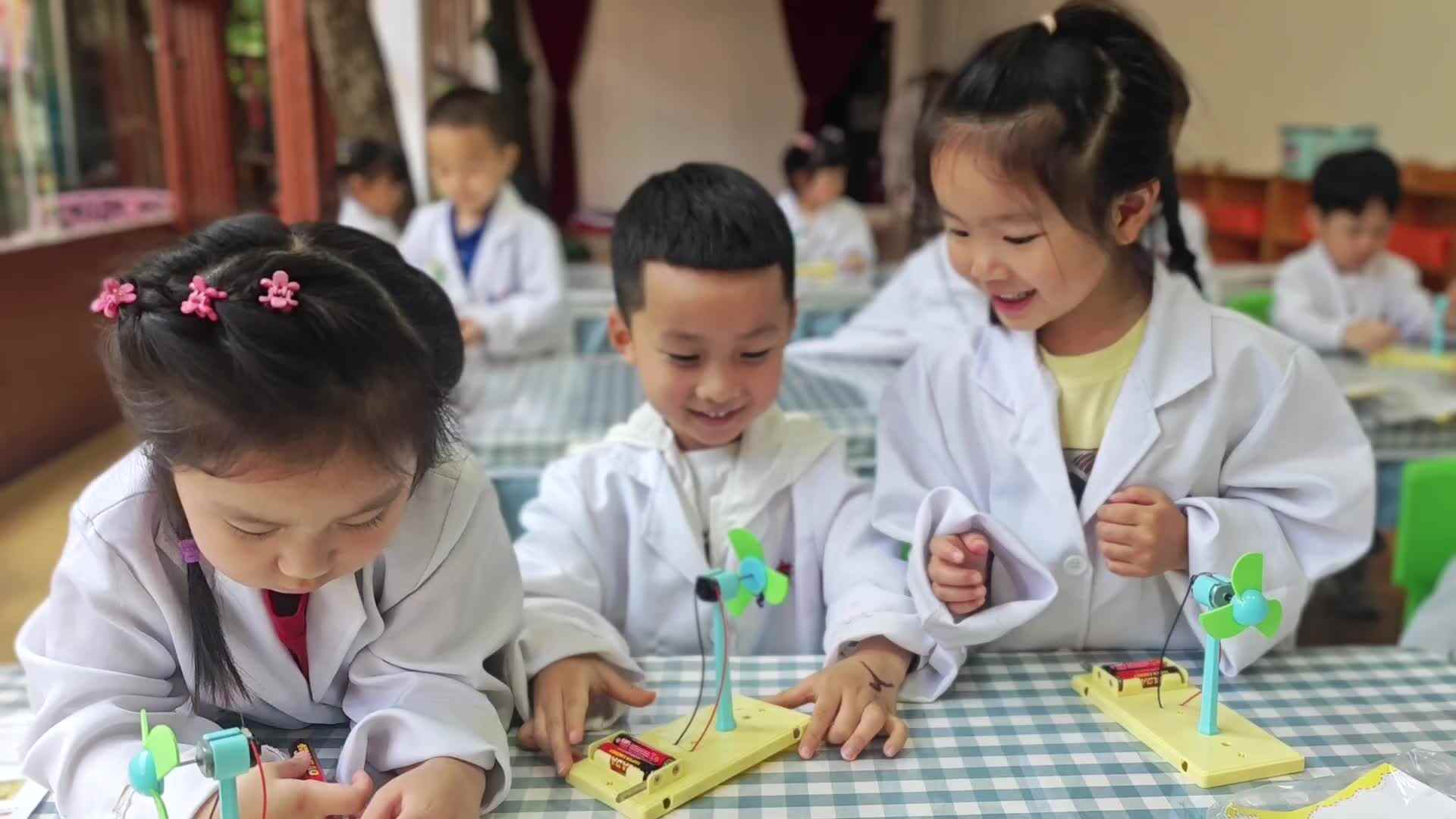 2026.5.13 实验中班 张语宸 科学实验《电风扇》.mp4