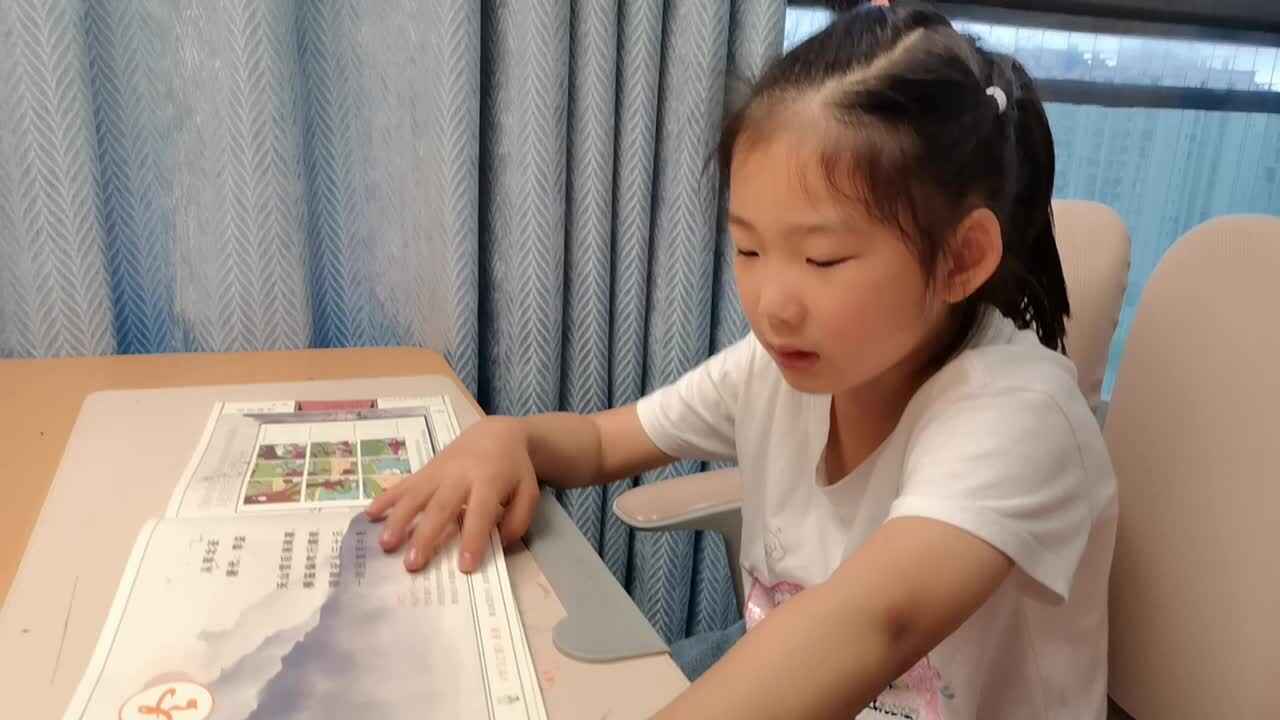 VID_20260515_185337.mp4学前B班宁汐言指读古诗《从军北征》