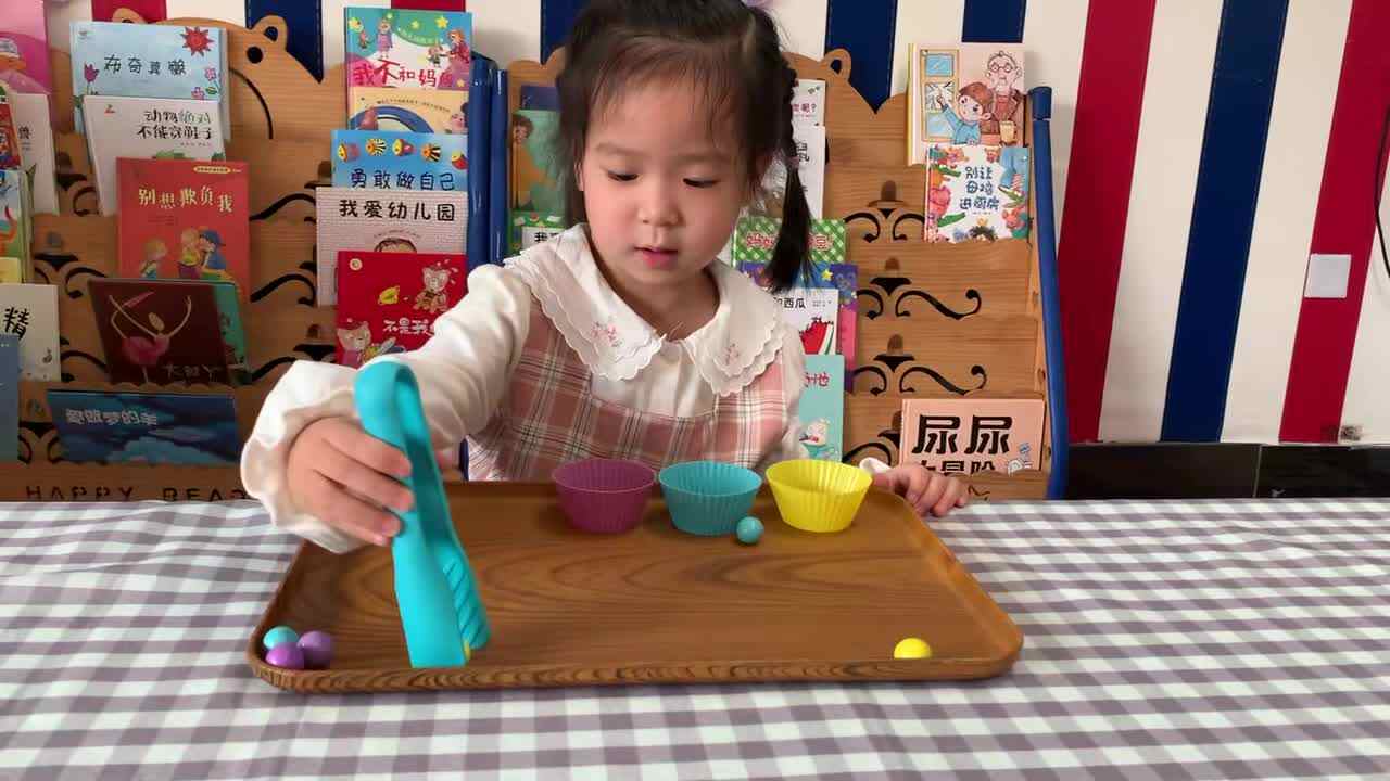 ⁣2026年5月8日   李佳彤  生活练习《夹珠子》学校教育教学活动