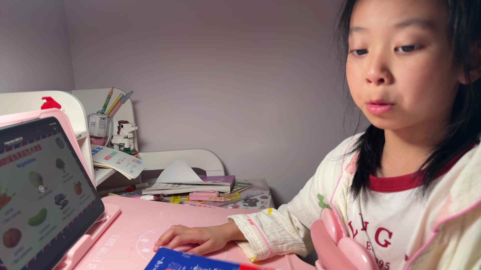 . ⁣2026级B班20260506吴晨希闯关练习-鲨鱼英语 mp4