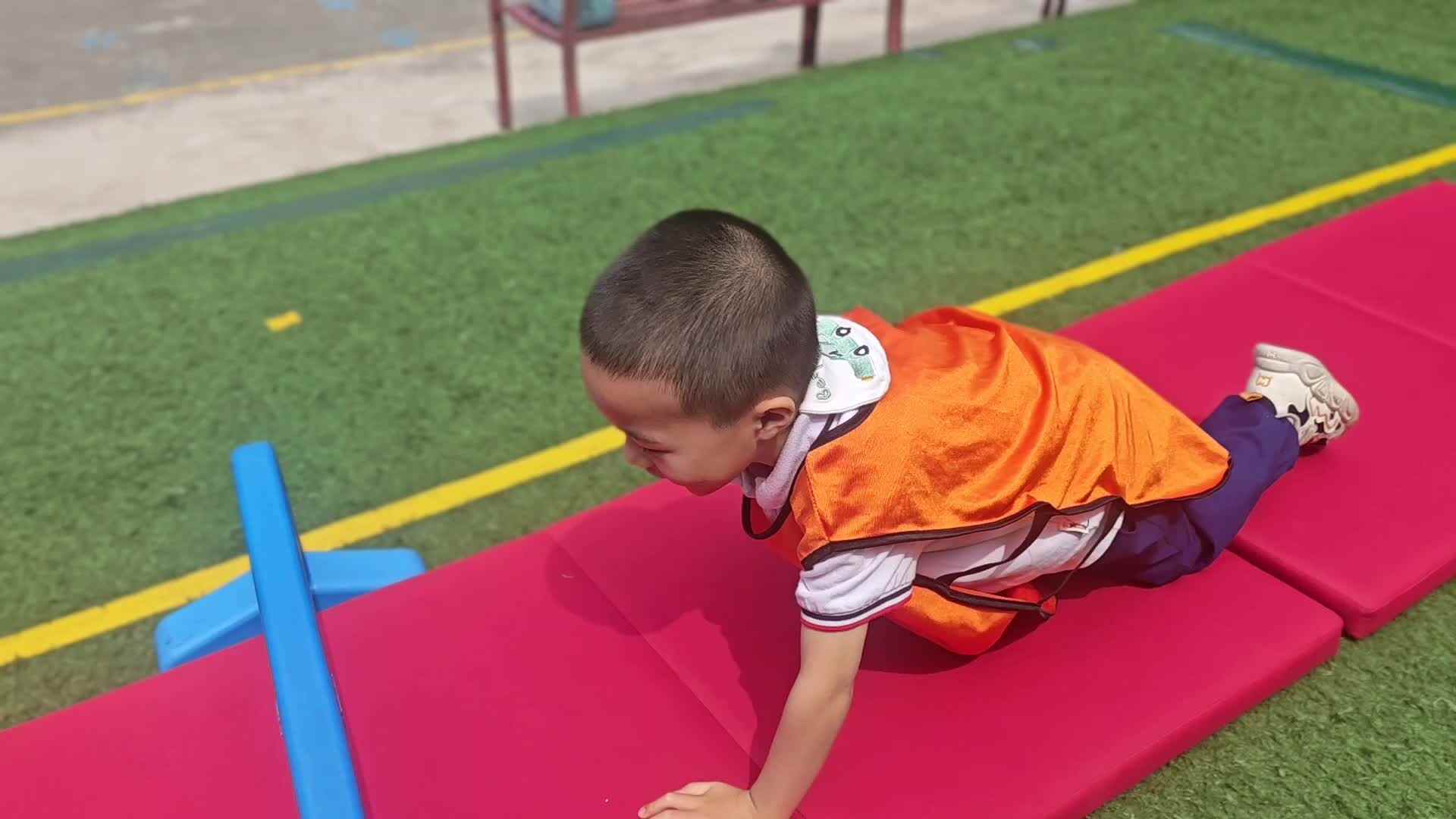 2026.5.11 实验中班 姜清译《足球课》.mp4