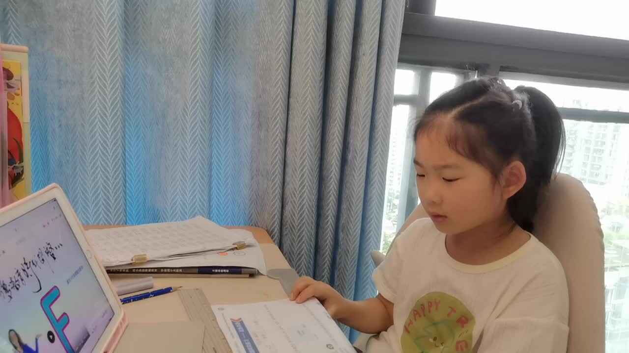 VID_20260517_150012.mp4学前B班宁汐言指读下列字母和单词。观看视频F