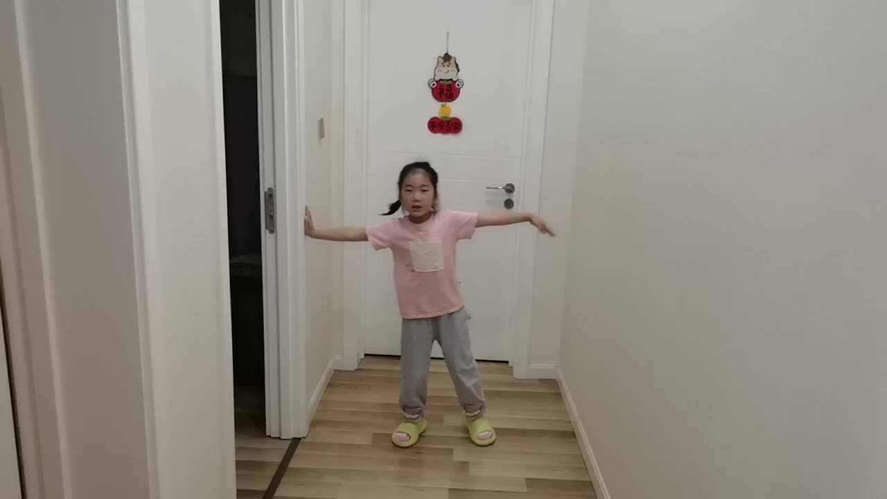 VID_20260511_192318.mp4学前B班宁汐言体能训练跳远。