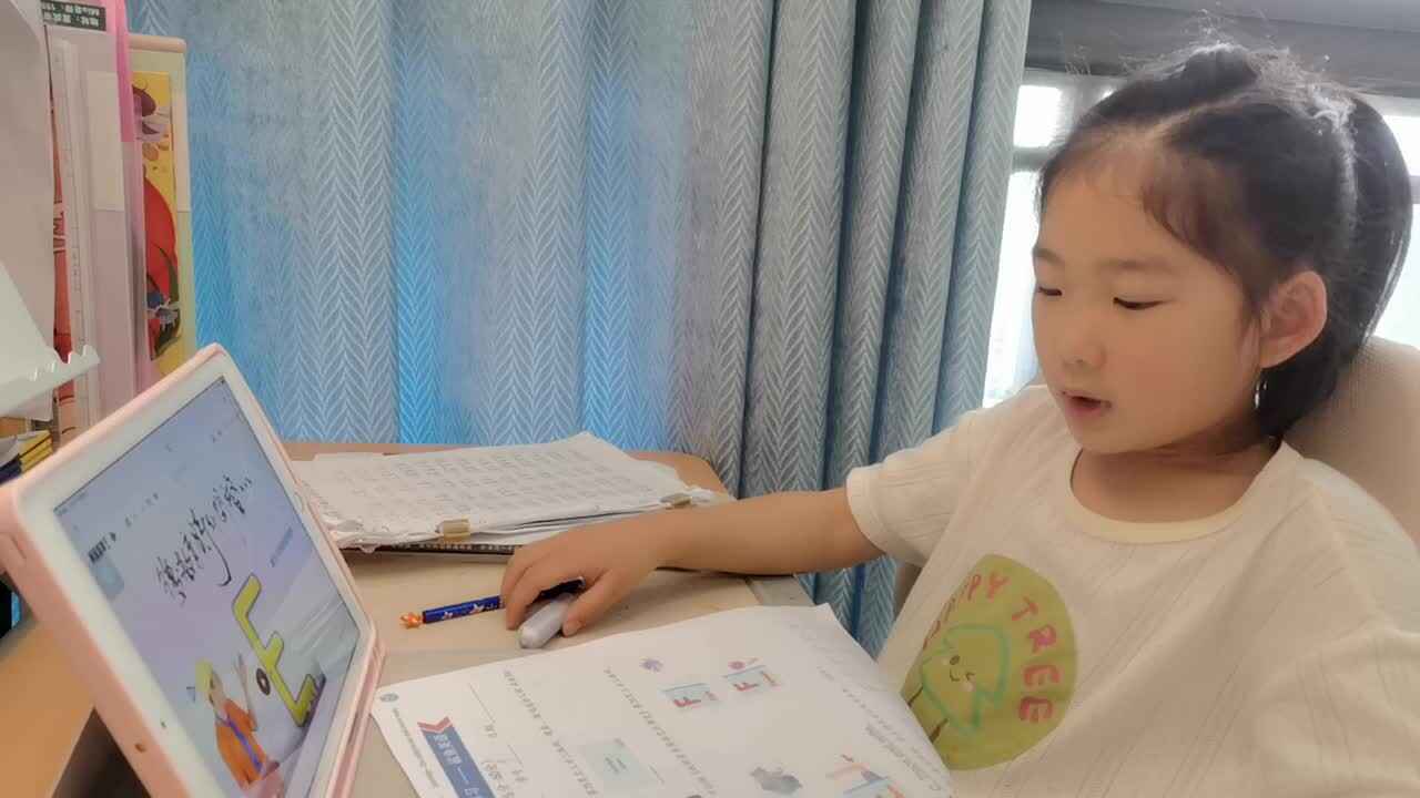 VID_20260517_145719.mp4学前B班宁汐言指读下列字母和单词，观看视频E