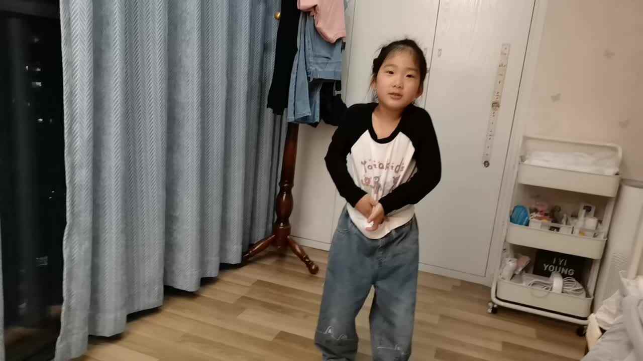 VID_20260507_195708.mp4学前B班宁汐言体能训练开合跳