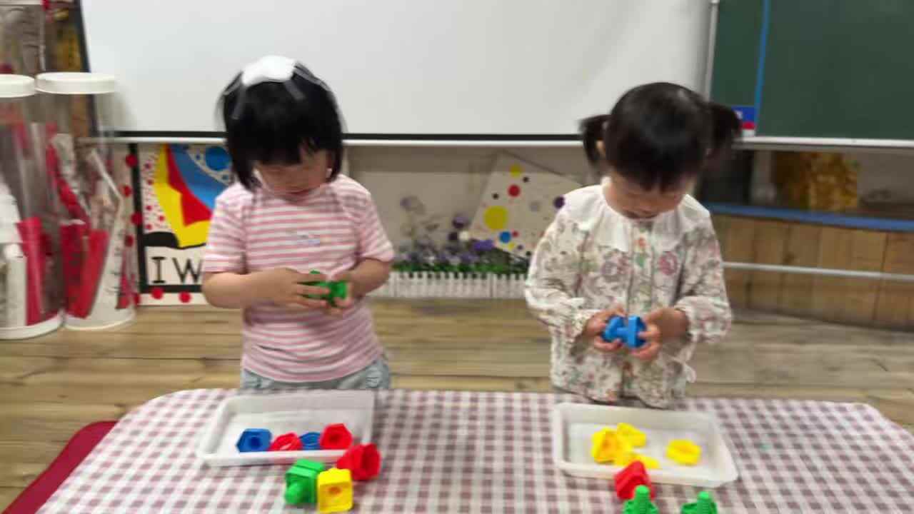 2026.5.18实验小班5号10号精细动作《拧螺丝钉和螺丝帽》》