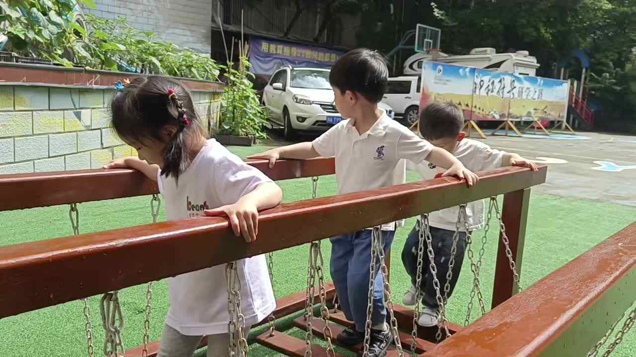 ⁣2026年.5.月19日  李佳彤  体能锻炼《荡桥》⁣学校教育教学活动