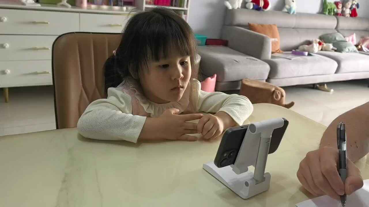 跟唱《The Wheels On the bus》90115.mov