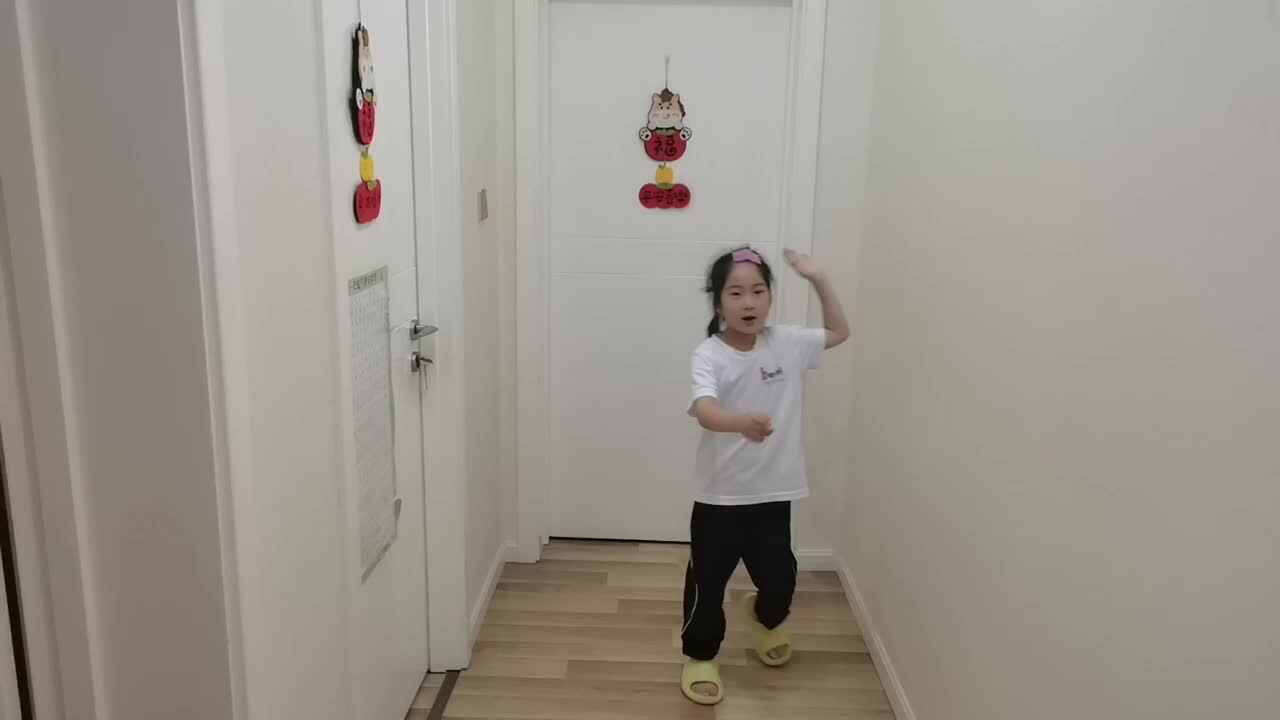 VID_20260509_204528.mp4学前B班宁汐言体能训练开合跳