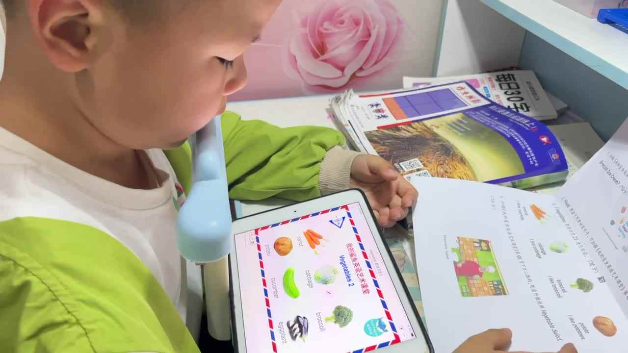 5.9 学b 田熙辰（跟读英语） trim.8E99FBA6-C9D4-4528-B2B4-30EB1244D943.MOV