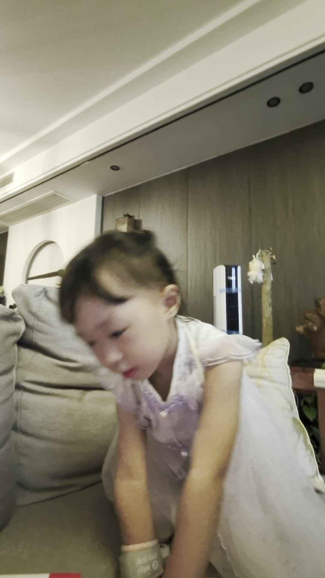 实验小班4号王艺霖跟唱red yellow green blue.mp4