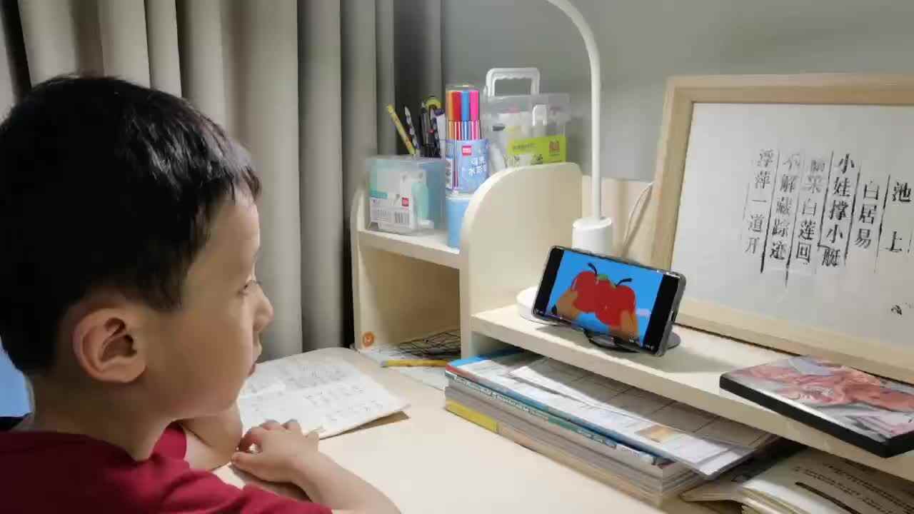 ⁣⁣⁣2026.5.20学B班 王千与 鲨鱼英语《apple round apple red》
