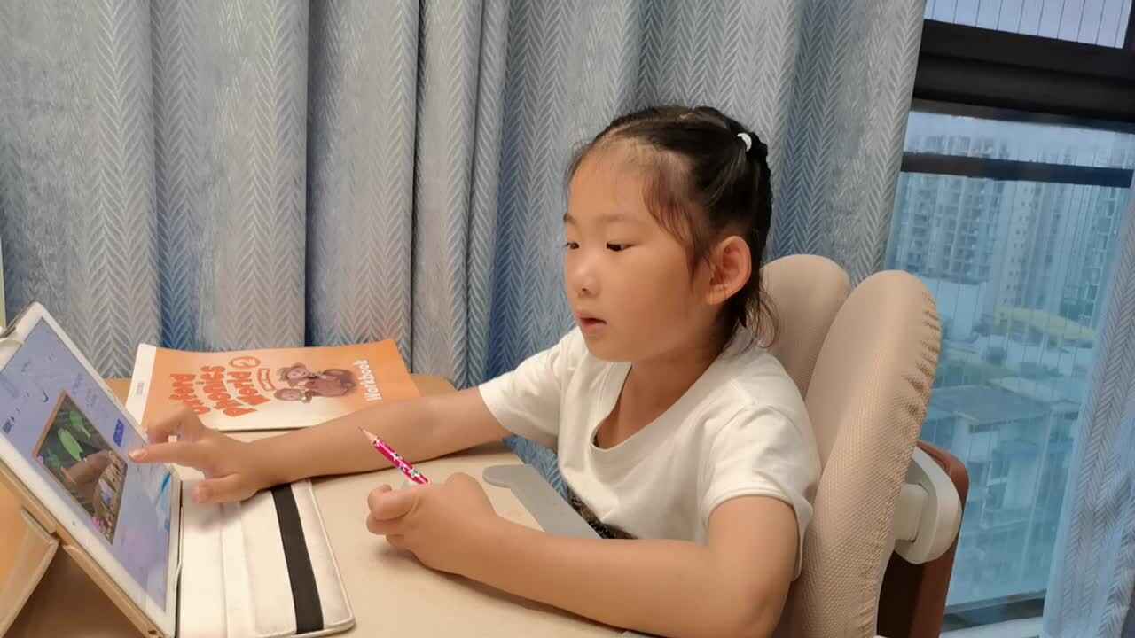 VID_20260506_190845.mp4学前B班宁汐言观看、跟唱英文儿歌。