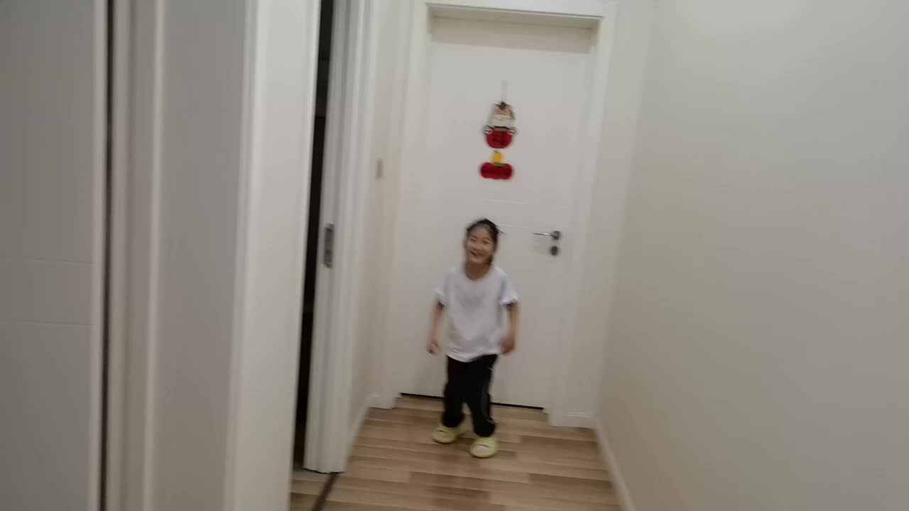 VID_20260512_181608.mp4学前B班宁汐言体能训练跳远。