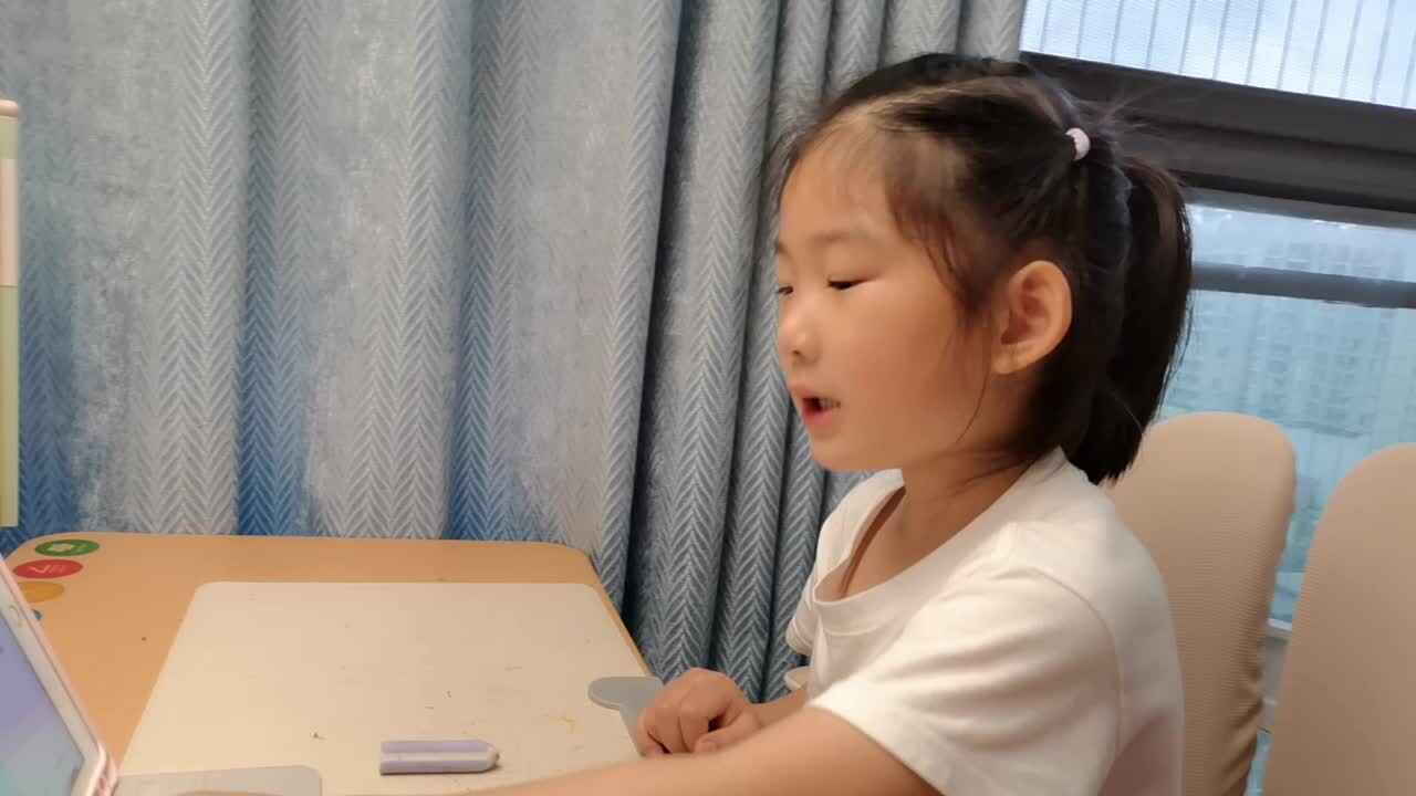 VID_20260515_185113.mp4学前B班宁汐言 观看、跟唱英文儿歌。