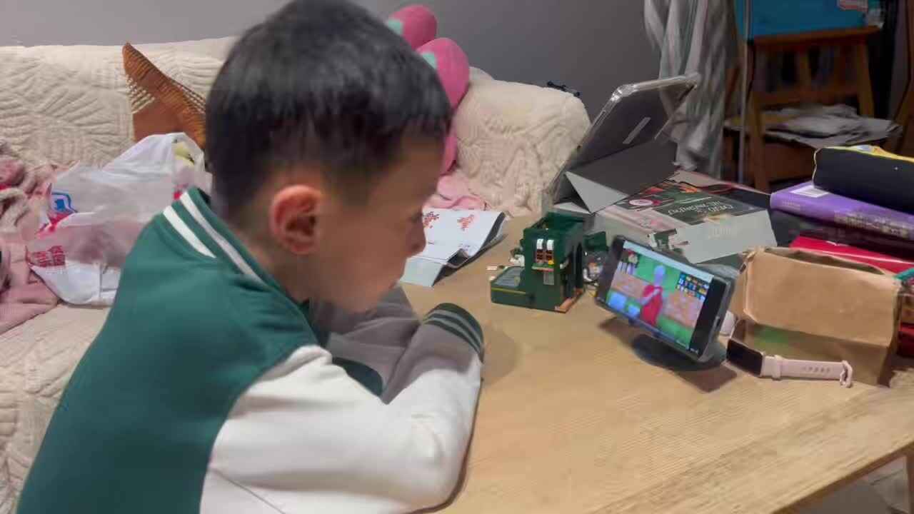 ⁣⁣⁣⁣2026.5.9学B班 王千与 观看《鲨鱼英语儿歌》