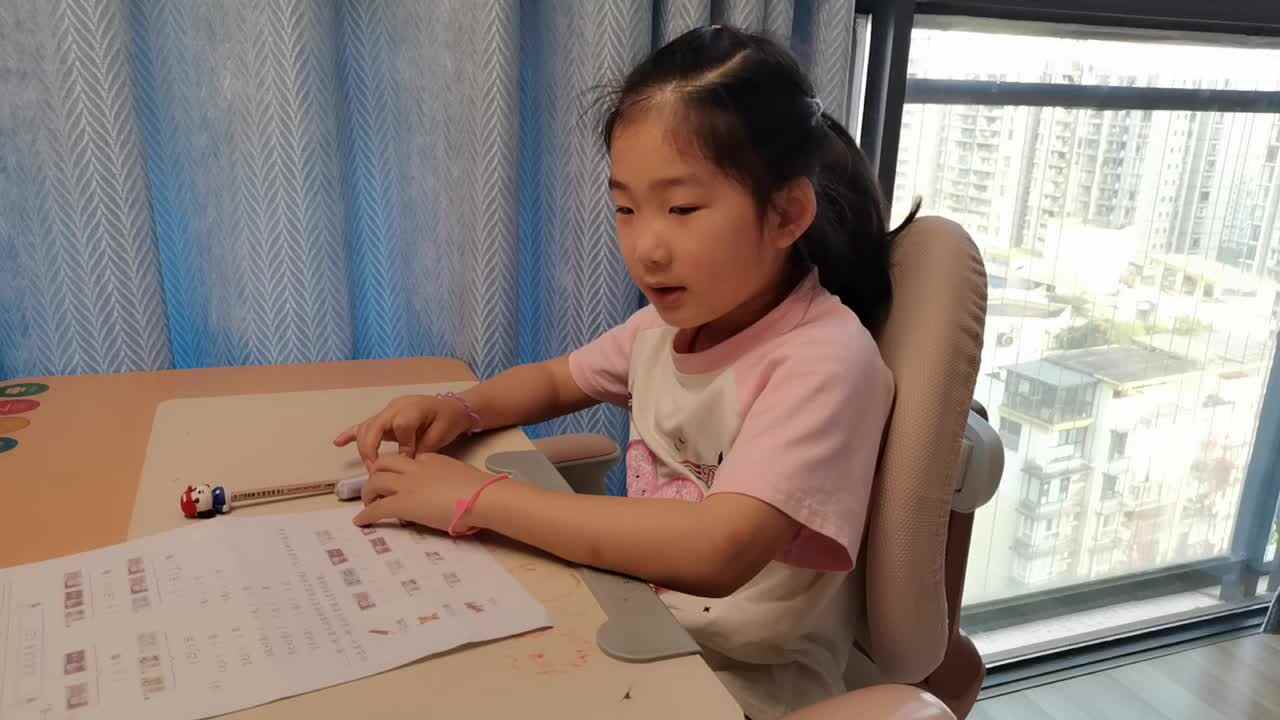 VID_20260513_181512.mp4学前B班宁汐言完成逻辑思维游戏单。