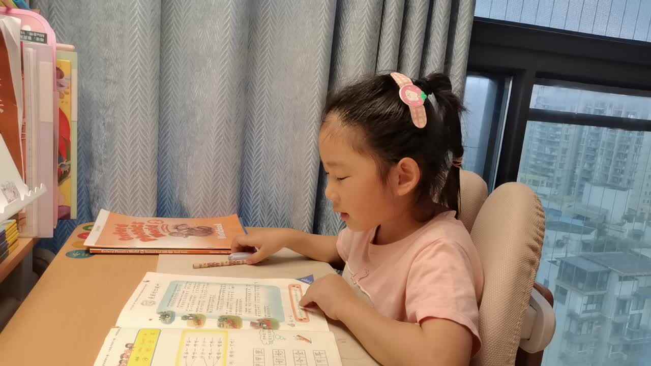 VID_20260511_192120.mp4学前B班宁汐言指读语言书第38页的内容。
