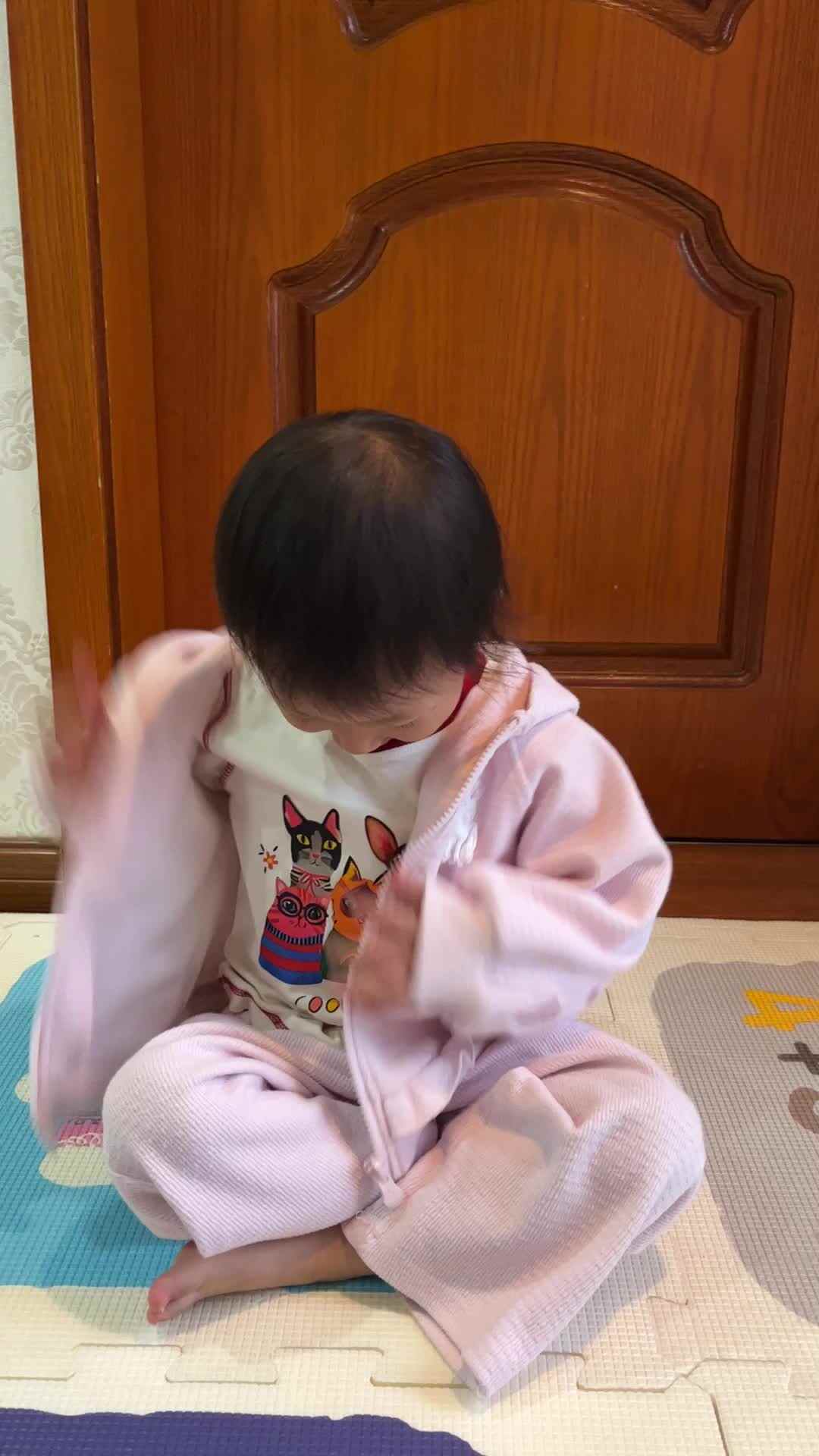2026.5.8 实验小班 陈舒梦脱衣服练习