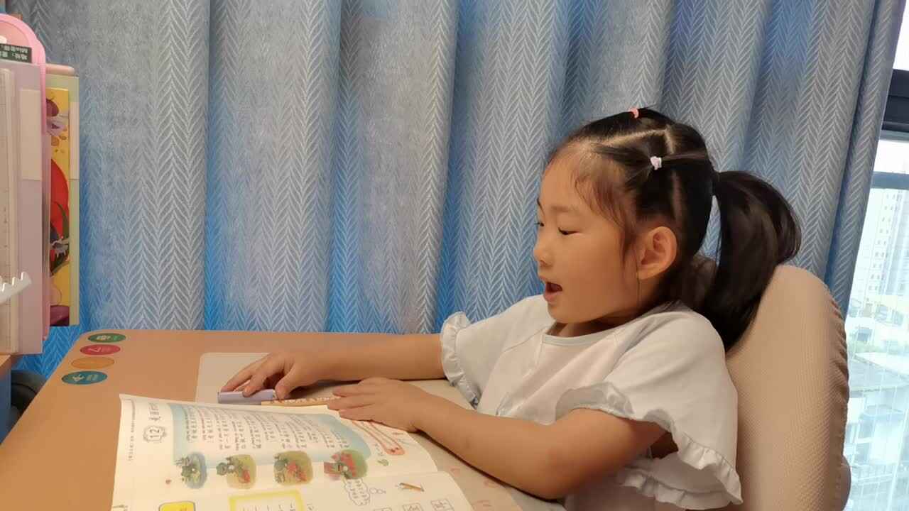 VID_20260512_180354.mp4学前B班宁汐言指读语言书38~39页的内容。
