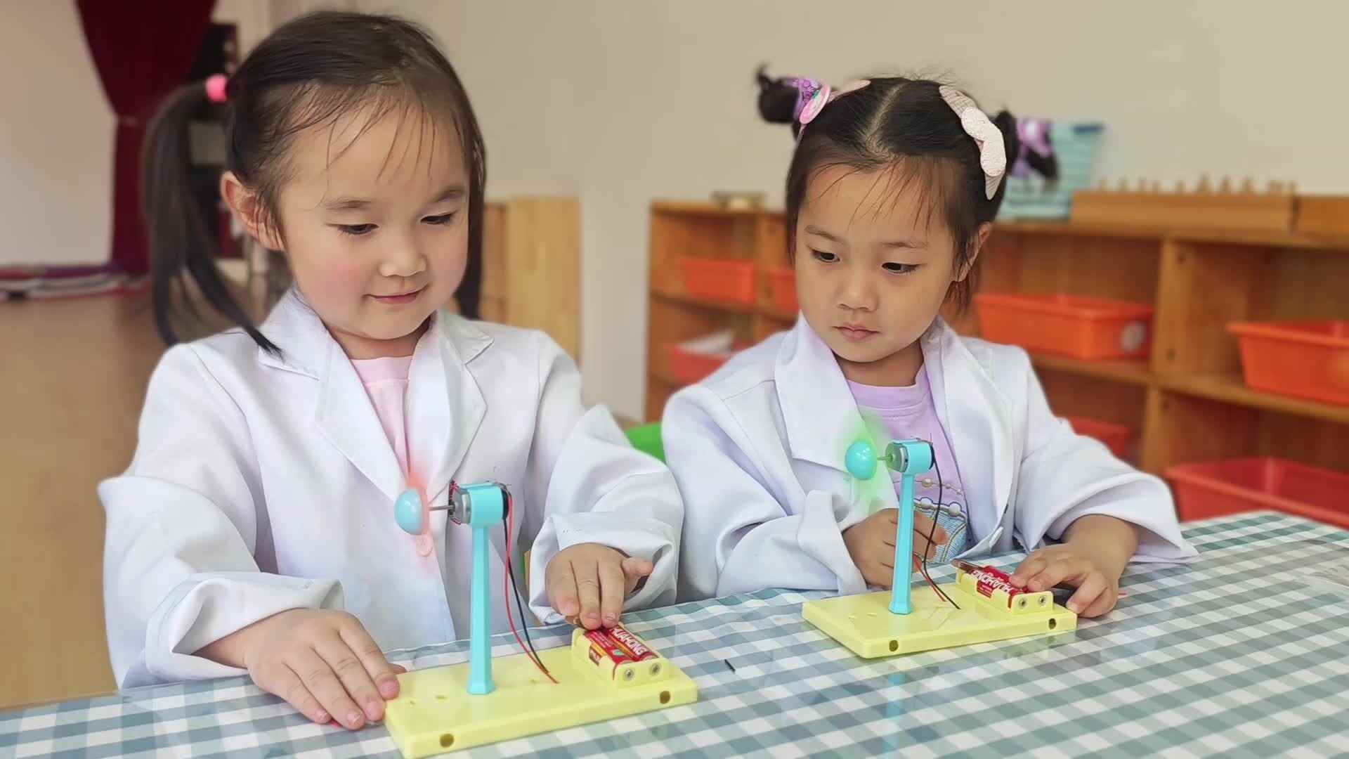 2026.5.13 实验中班 杨珺尧 科学实验《电风扇》.mp4