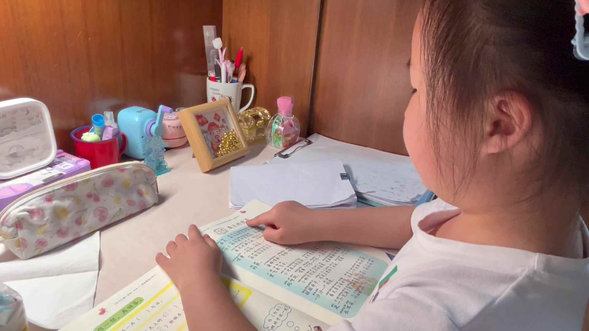 5.9学前A班赵欣奕指读识字书36-37页
